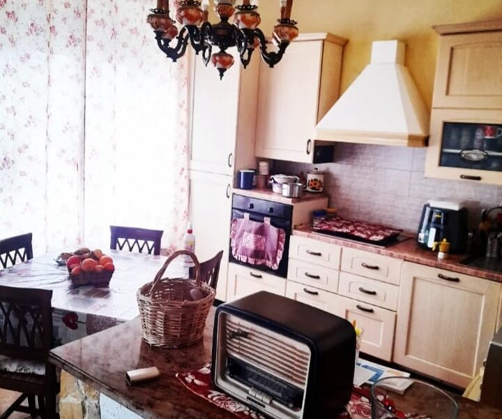 Vendesi Pontecagnano centro. Appartamento mq 100 circa, composto da salone-cucina, 3 camere da letto, 2 w.c. box auto e posto auto