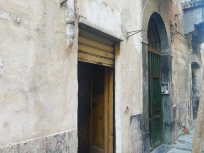 Vendesi 2 locali, 1 cat c1 di mq 15, 2 cat abitazione mq 80 da ristrutturare, zona torre Annunziata