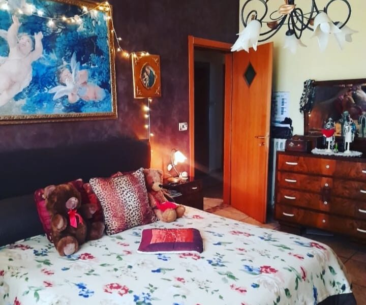 Vendesi Pontecagnano centro. Appartamento mq 100 circa, composto da salone-cucina, 3 camere da letto, 2 w.c. box auto e posto auto