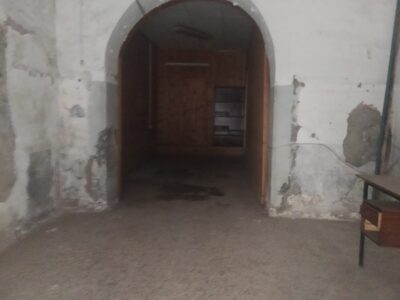 Vendesi 2 locali, 1 cat c1 di mq 15, 2 cat abitazione mq 80 da ristrutturare, zona torre Annunziata