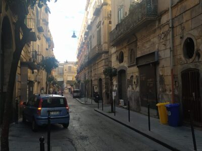 Vendesi 2 locali, 1 cat c1 di mq 15, 2 cat abitazione mq 80 da ristrutturare, zona torre Annunziata