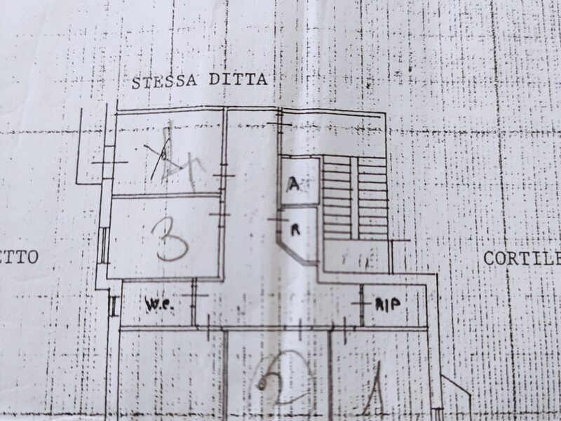 Pastena: Appartamento mq 120 al centro di via Madonna di Fatima, Salerno - 4 camere con cucina abitabile, wc, 2 ampi Ripostigli, piano intermedio, luminoso, vista mare