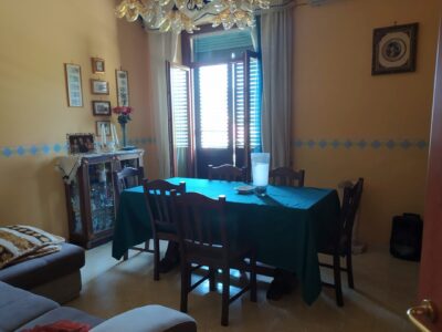 Pontecagnano, via delle sirene, a 2 km dal centro cittadino, appartamento in villa bifamiliare, salone, 2 camere letto, cucina abitabile, 2 wc, terrazza a livello, ingresso indipendente, giardino mq 2000 circa. Buono stato, €190 mila