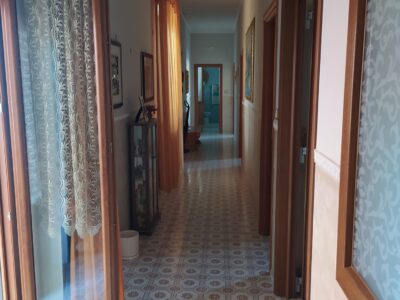 Pontecagnano, via delle sirene, a 2 km dal centro cittadino, appartamento in villa bifamiliare, salone, 2 camere letto, cucina abitabile, 2 wc, terrazza a livello, ingresso indipendente, giardino mq 2000 circa. Buono stato, €190 mila
