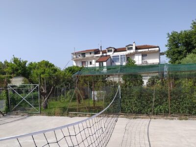Pontecagnano, via delle sirene, a 2 km dal centro cittadino, appartamento in villa bifamiliare, salone, 2 camere letto, cucina abitabile, 2 wc, terrazza a livello, ingresso indipendente, giardino mq 2000 circa. Buono stato, €190 mila