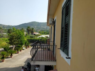 Pontecagnano, via delle sirene, a 2 km dal centro cittadino, appartamento in villa bifamiliare, salone, 2 camere letto, cucina abitabile, 2 wc, terrazza a livello, ingresso indipendente, giardino mq 2000 circa. Buono stato, €190 mila