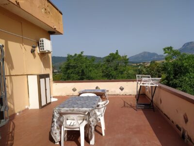 Pontecagnano, via delle sirene, a 2 km dal centro cittadino, appartamento in villa bifamiliare, salone, 2 camere letto, cucina abitabile, 2 wc, terrazza a livello, ingresso indipendente, giardino mq 2000 circa. Buono stato, €190 mila