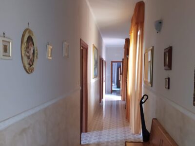 Pontecagnano, via delle sirene, a 2 km dal centro cittadino, appartamento in villa bifamiliare, salone, 2 camere letto, cucina abitabile, 2 wc, terrazza a livello, ingresso indipendente, giardino mq 2000 circa. Buono stato, €190 mila