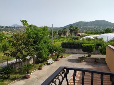 Pontecagnano, via delle sirene, a 2 km dal centro cittadino, appartamento in villa bifamiliare, salone, 2 camere letto, cucina abitabile, 2 wc, terrazza a livello, ingresso indipendente, giardino mq 2000 circa. Buono stato, €190 mila
