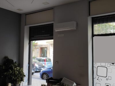 Salerno. Locale commerciale Pastena 2 vetrine